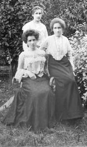 Misses Dorothy, Elizabeth and Ada Lane about 1903